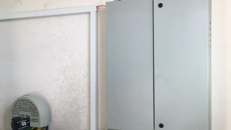 Makine dairesinde kumanda panosu ve hız regülatörü
