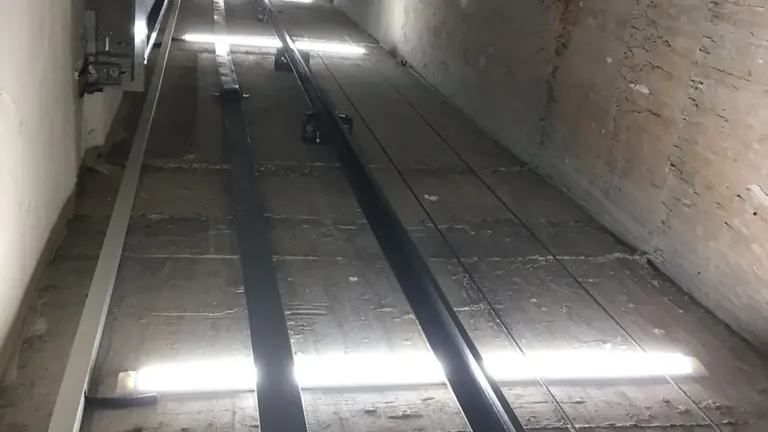 Aydınlatması yapılmış asansör kuyusu ve raylar