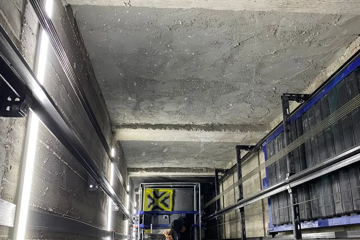 Kuyu içinden yukarı bakış, raylar ve kabin