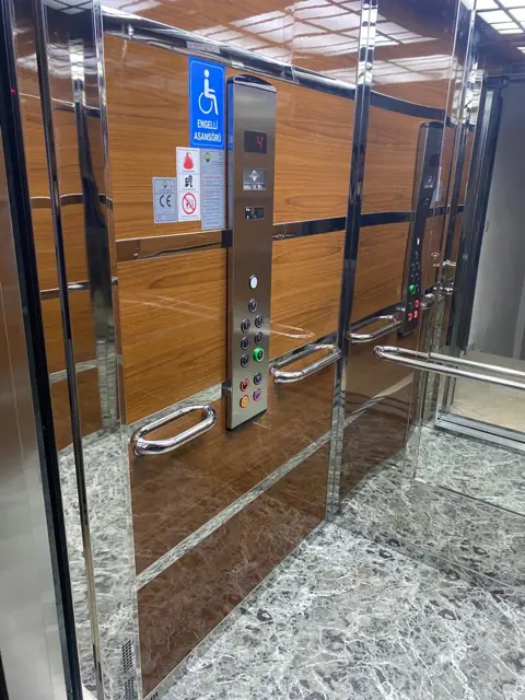Ahşap desenli kabin, tutamak ve kumanda paneli