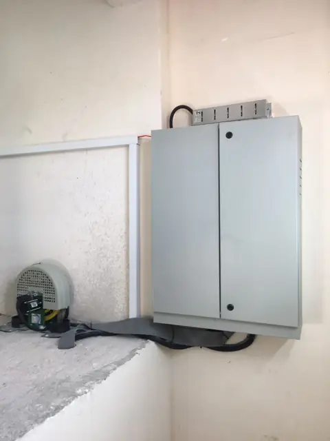 Makine dairesinde kumanda panosu ve hız regülatörü