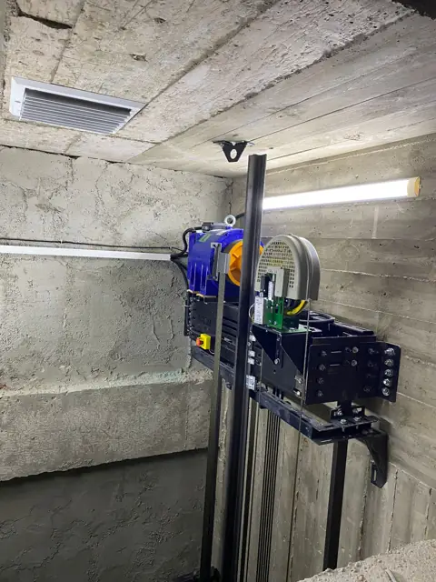 Kuyu üst kısmına monte edilmiş makine