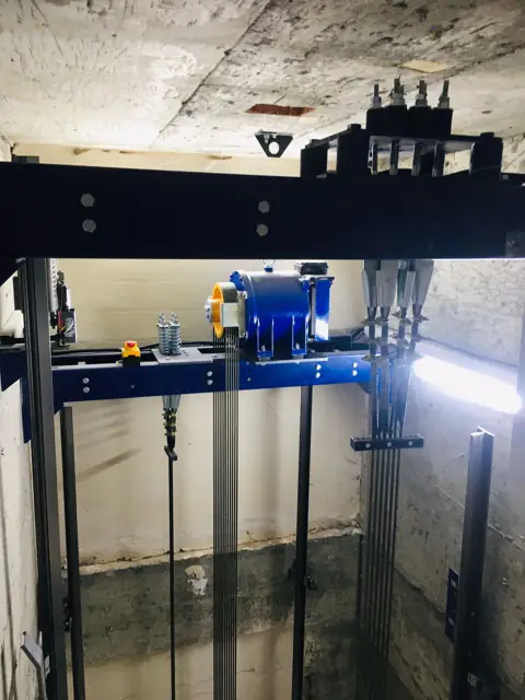 Kuyu tepesinde makine ve taşıyıcı kirişler