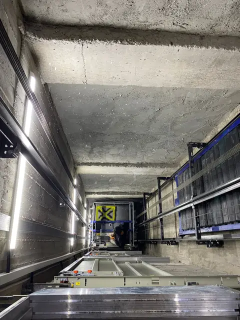 Kuyu içinden yukarı bakış, raylar ve kabin